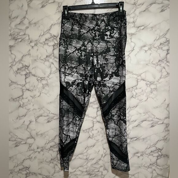 Onzie Printed Crop Sporty Yoga Leggings - Picture 3 of 13